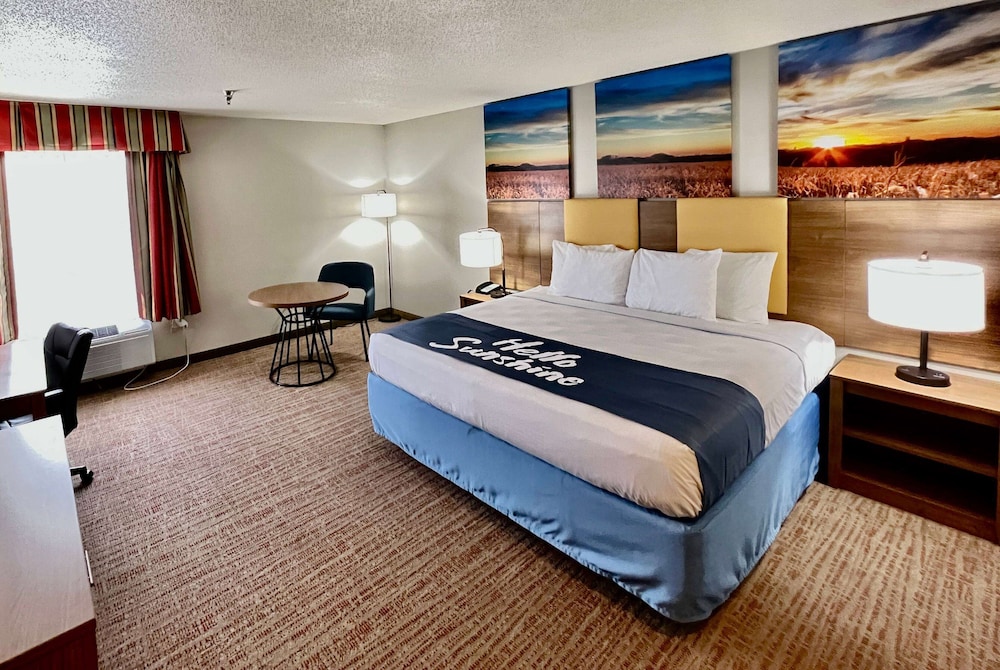 Room, 1 King Bed, Smoking - Photo 1