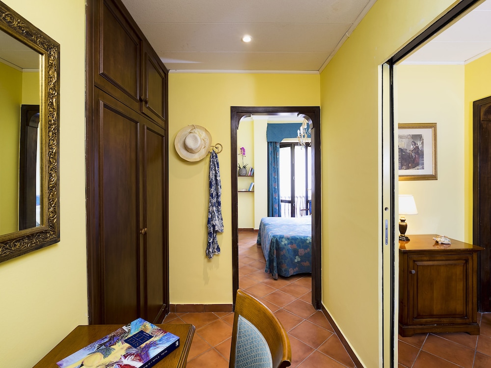 Double or Twin Room, 2 Bedrooms, Connecting Rooms, Partial Sea View - Photo 4