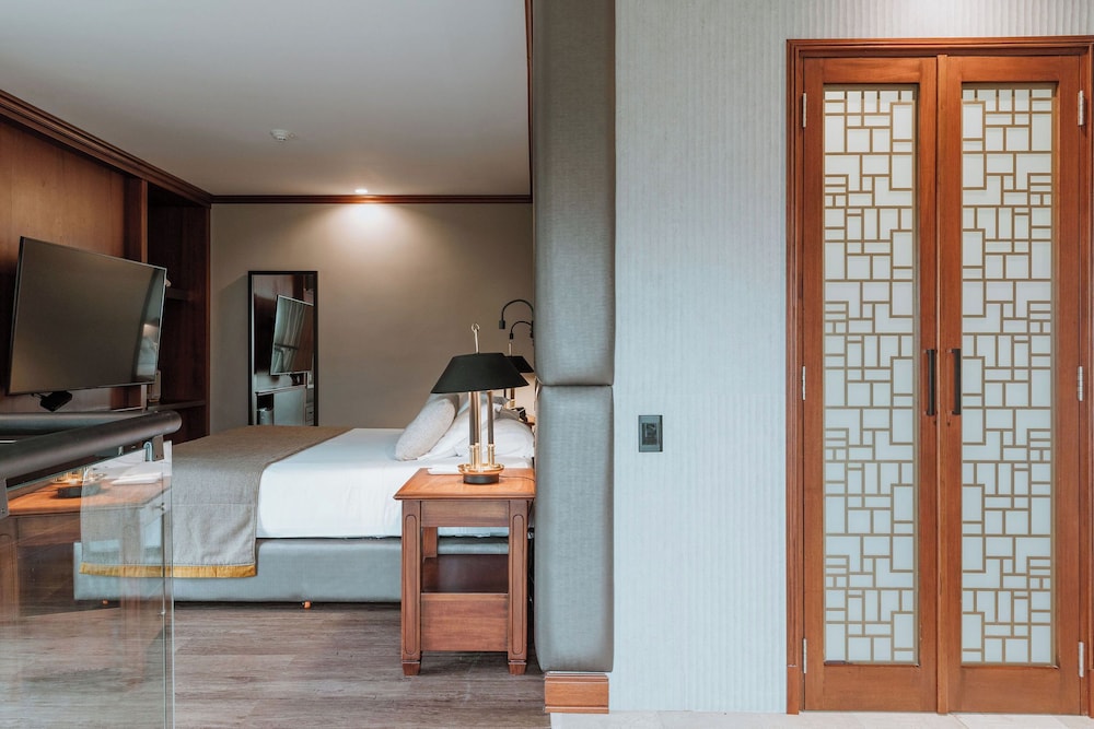 Executive Suite - Photo 3