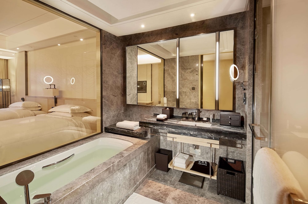 Deluxe King Room thumbnail 6