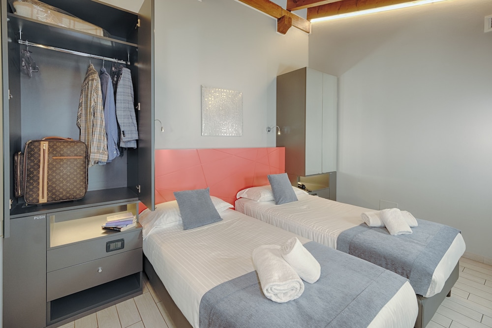 Standard Double Room, 2 Twin Beds, Annex Building photo 3