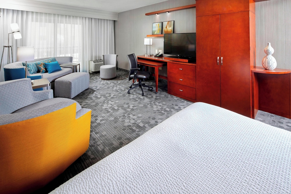 Room, 1 King Bed with Sofa bed (Hearing Accessible) - Photo 3