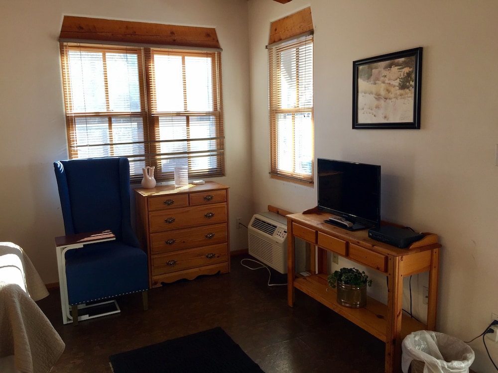 Standard Room with Two Twin Sized Beds (Room 9, Upstairs) photo 3