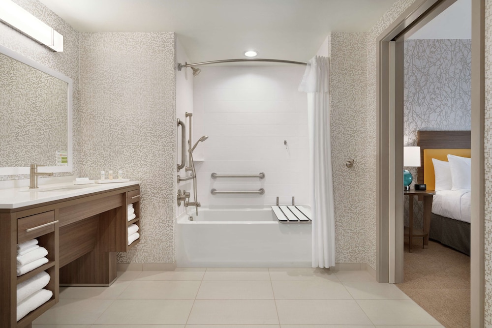 Suite, 1 King Bed, Accessible, Bathtub - Photo 7