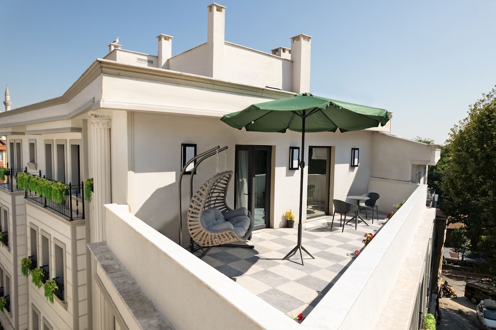 Honeymoon Suite with Turkish Hammam, Bathtub and Balcony photo 1