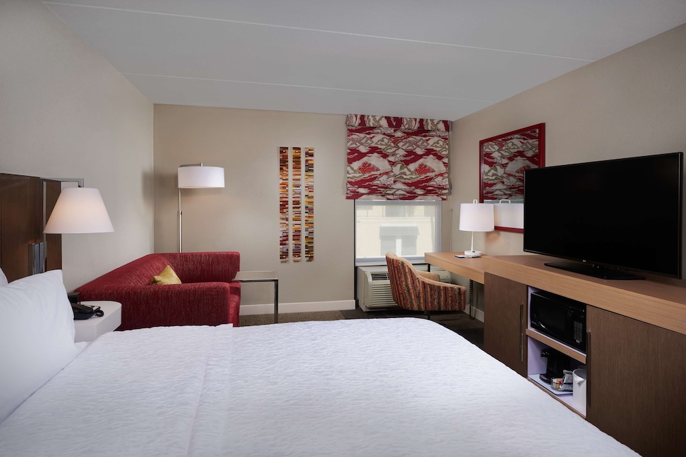 Room, 1 King Bed, Refrigerator & Microwave - Photo 2