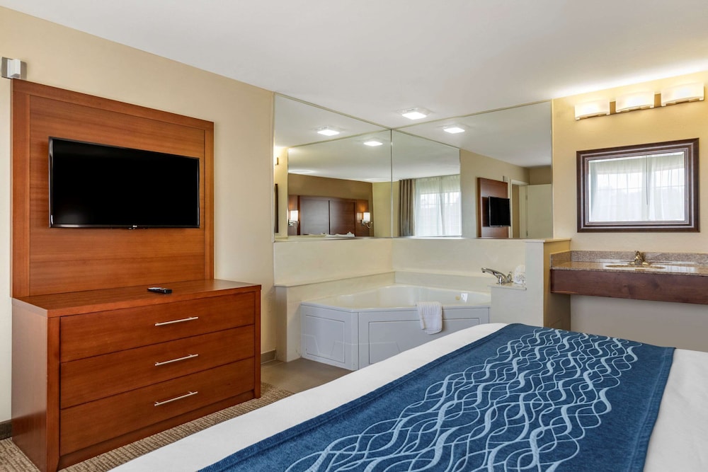 Suite, 1 King Bed, Non Smoking (Top Floor) - Photo 1