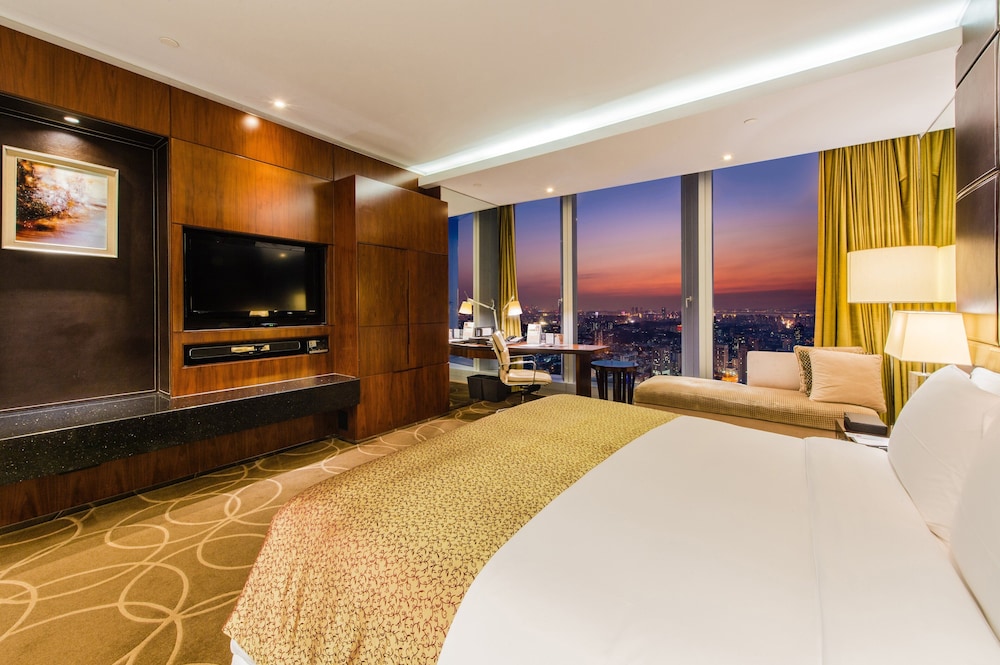 1 King Bed Classic City View - Photo 1