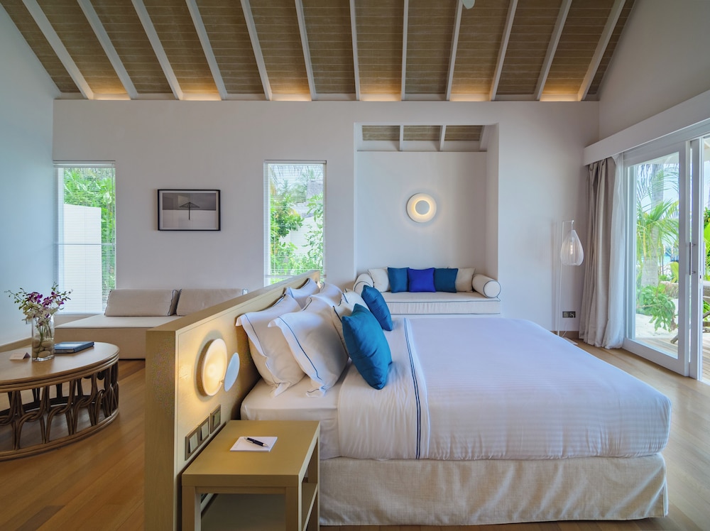 Deluxe Beach Villa With Pool - 7 Night Free photo 1