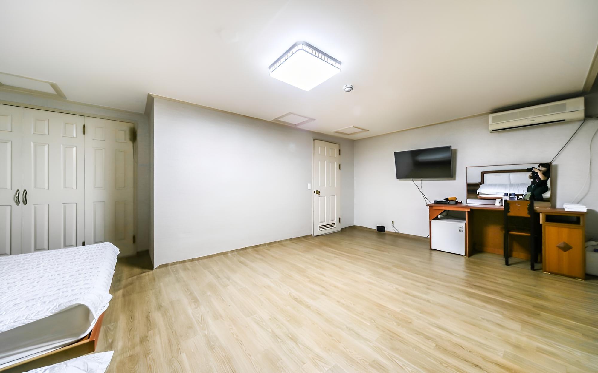 Room (Family room) - Photo 3