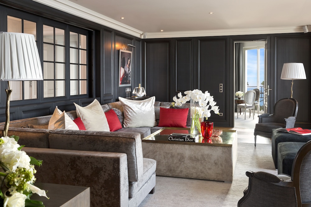 Suite (Christian Dior)