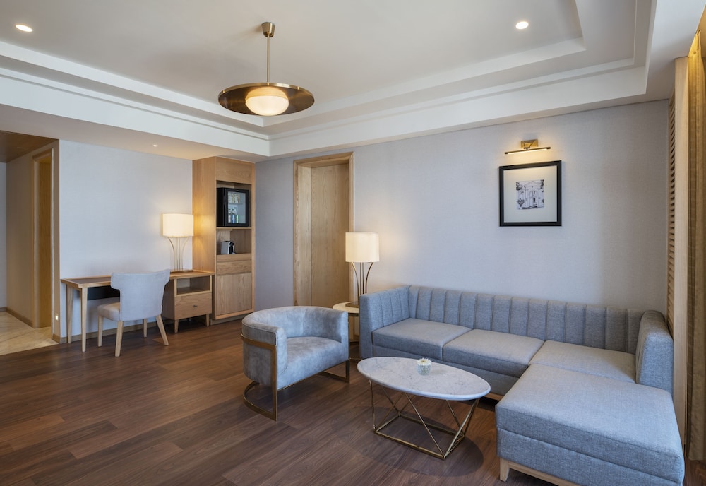 Executive Suite - Photo 1