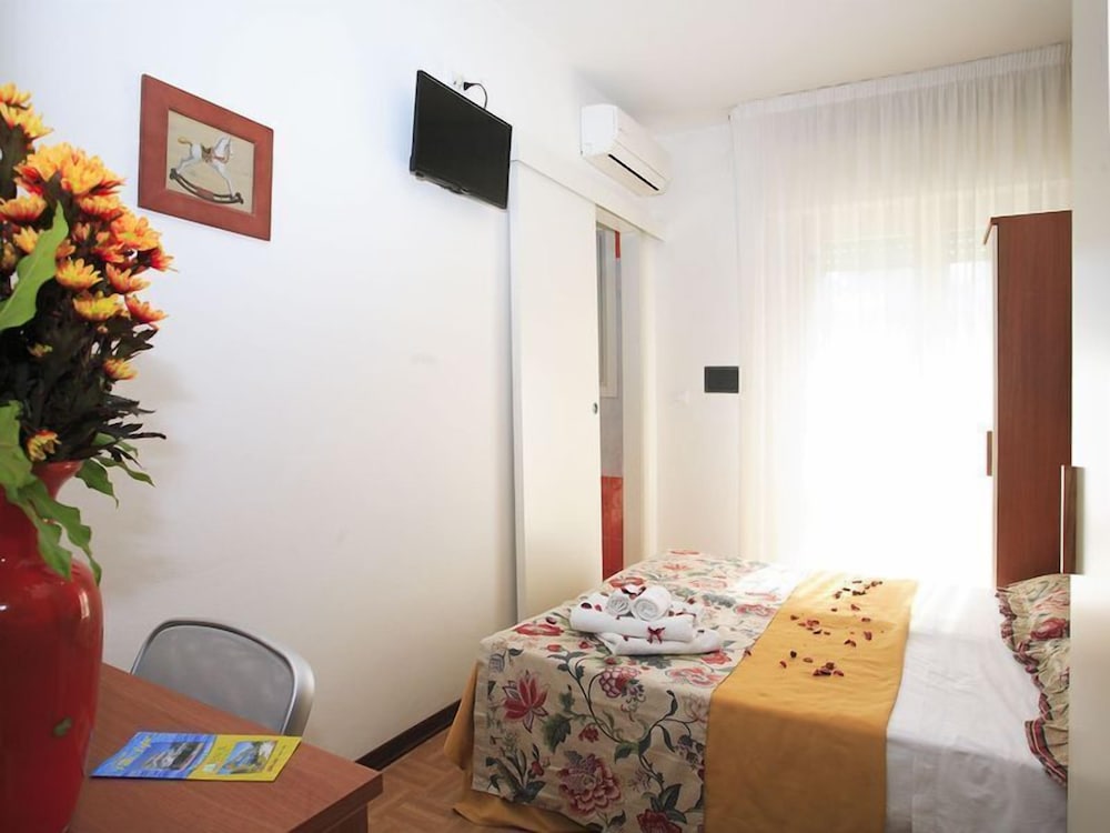Double or Twin Room - Photo 8