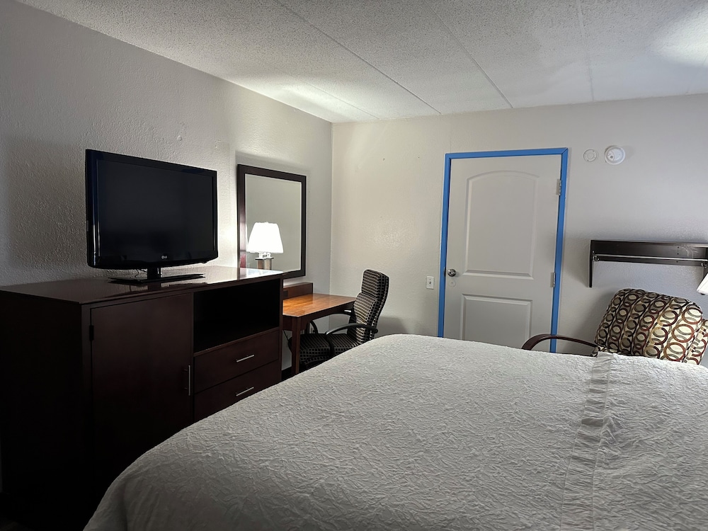 Superior Room, 1 King Bed, Accessible, Non Smoking photo 3