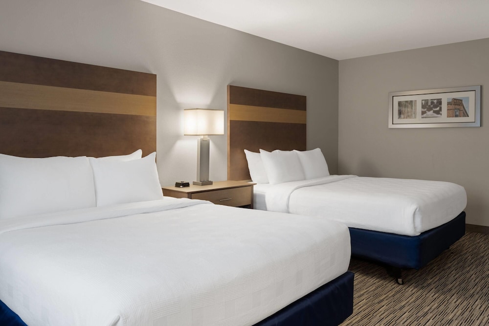 Room, 2 Queen Beds, Accessible, Non Smoking (Mobility, Bathtub W/grab Bars) photo 3