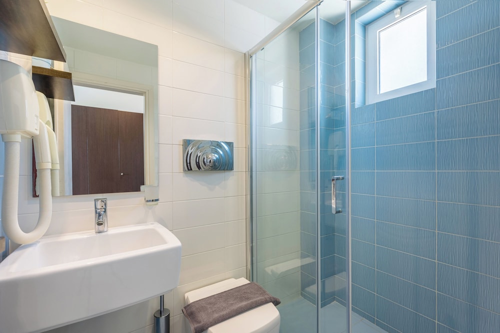 Standard Room with Pool View - Photo 14