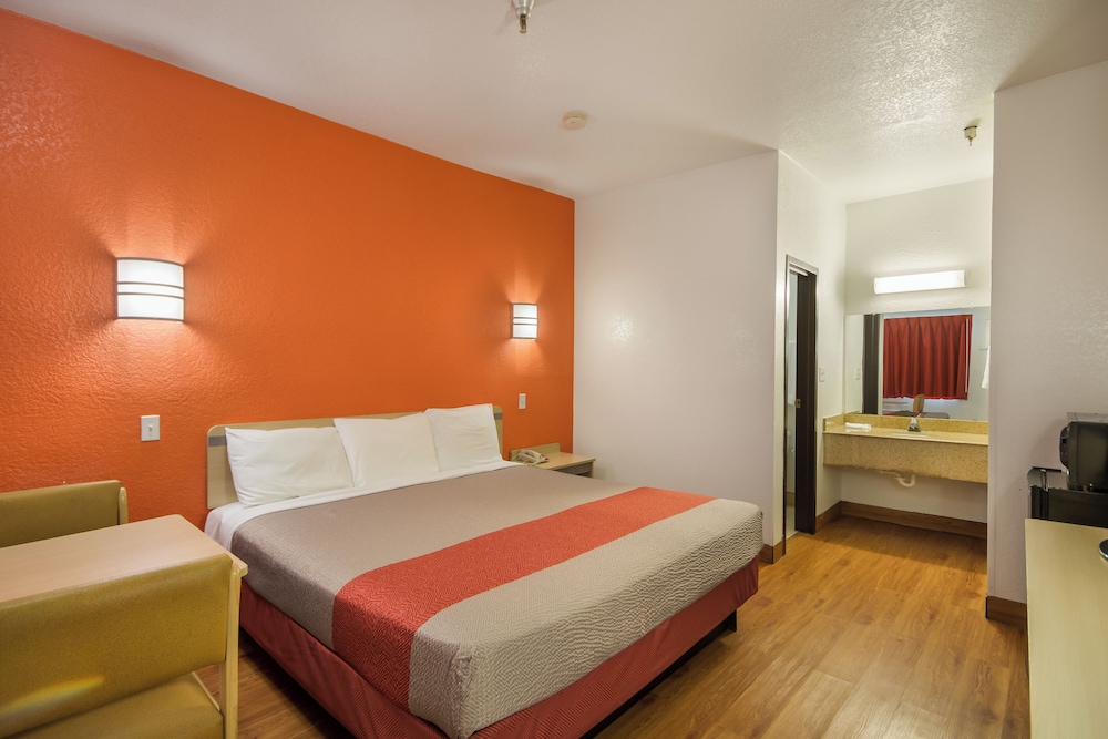 Room, 1 King Bed, Smoking photo 1