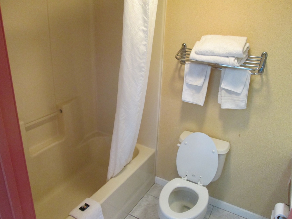 Deluxe Room, 1 King Bed, Non Smoking - Photo 3