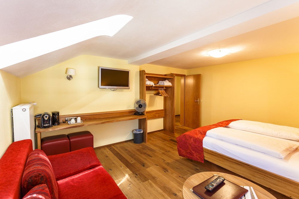 Comfort Double Room, 1 King Bed, Refrigerator photo 3