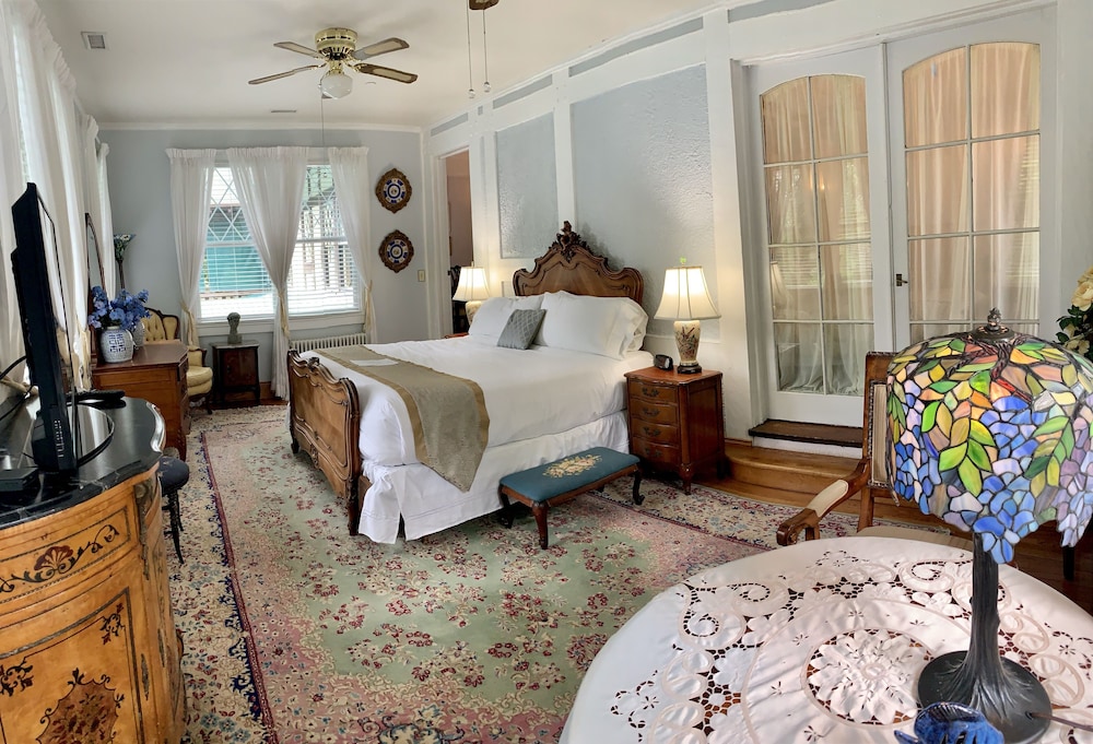 Suite (Blue Garden)