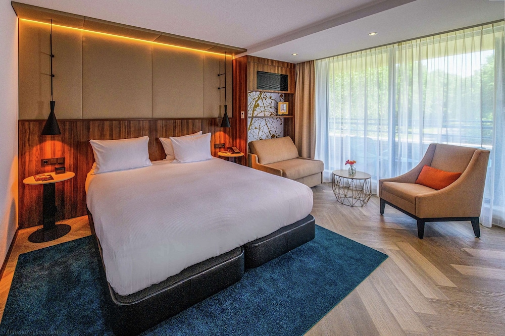 Deluxe Room, 1 King Bed with Sofa bed - Photo 1