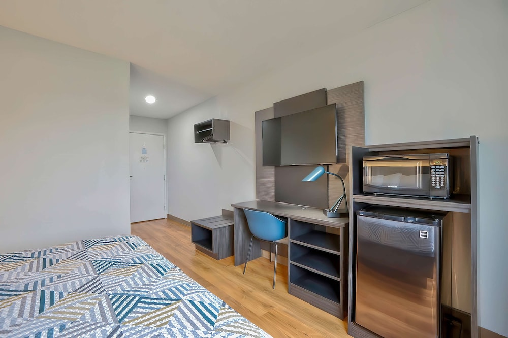 Standard Room, 1 King Bed, Non Smoking photo 2