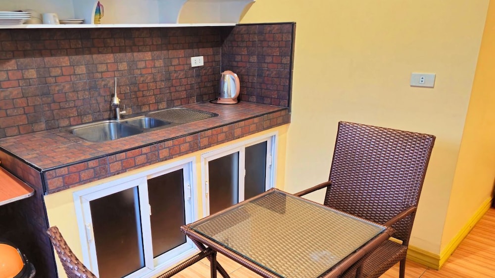 Basic Apartment - Photo 2