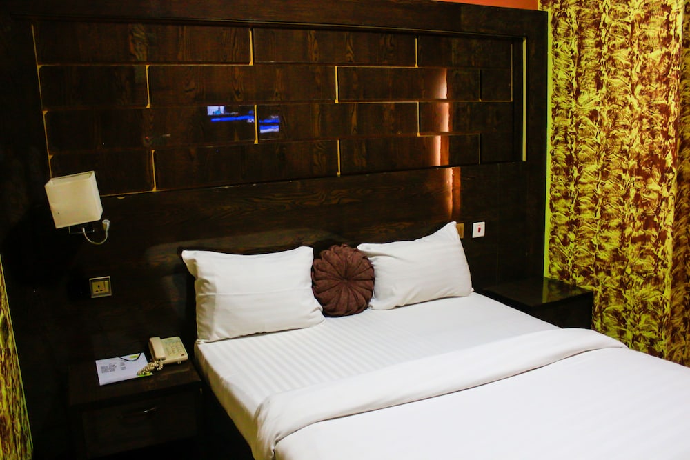 Executive Suite - Photo 4