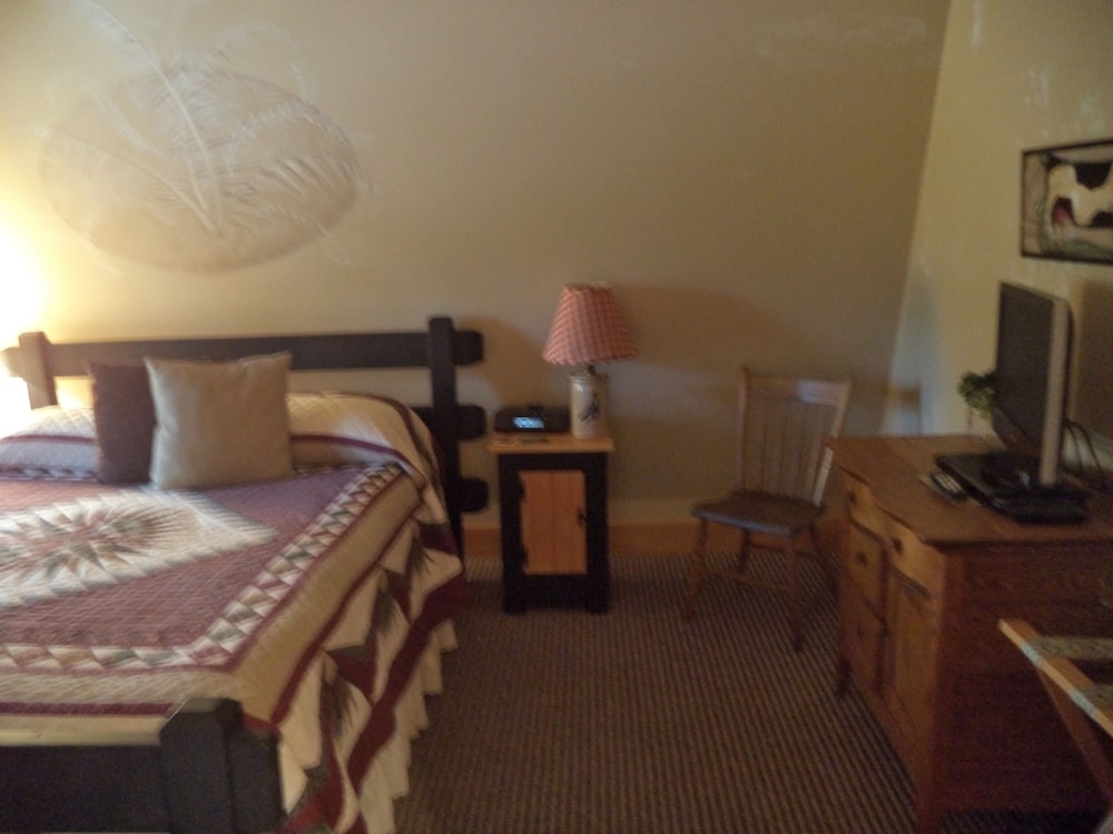 Standard Suite, 1 King Bed, Non Smoking, Fireplace (2nd Floor) photo 2