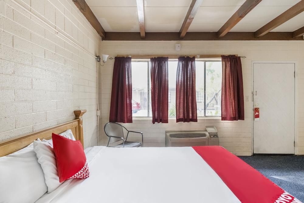Premium Room, 1 King Bed, Smoking - Photo 4