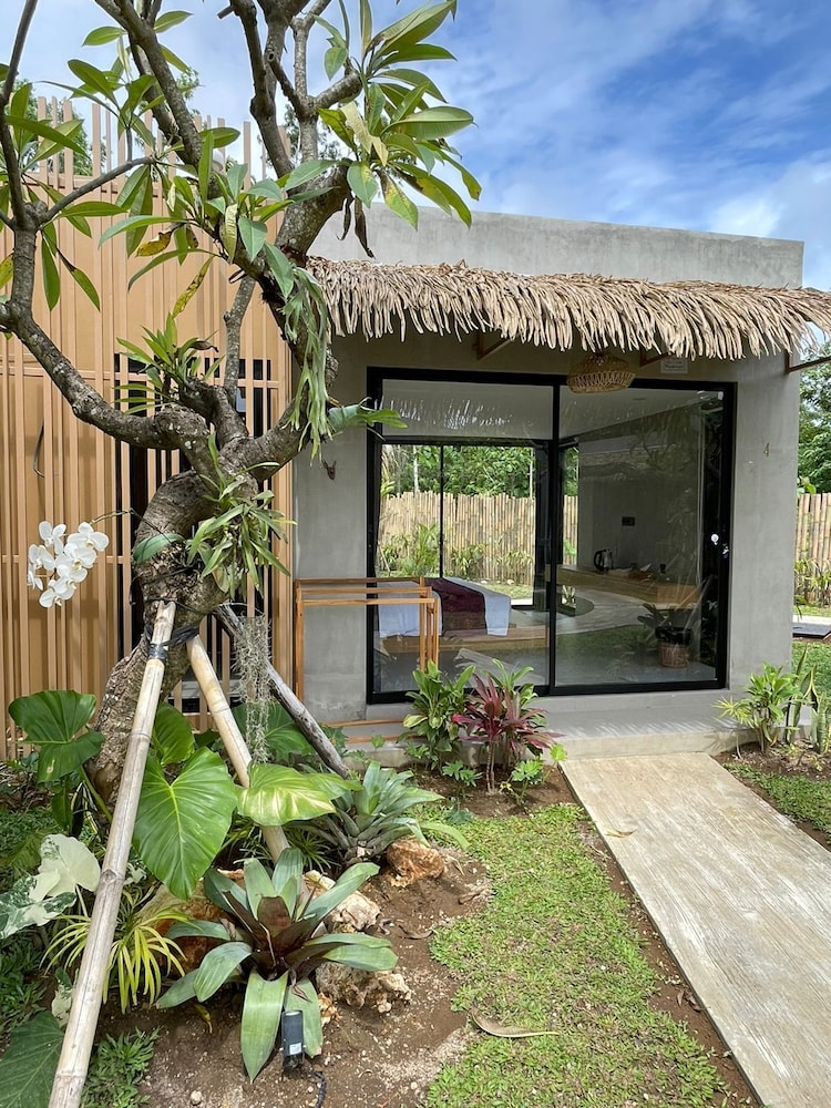 Deluxe Room, 1 King Bed, Garden View photo 3