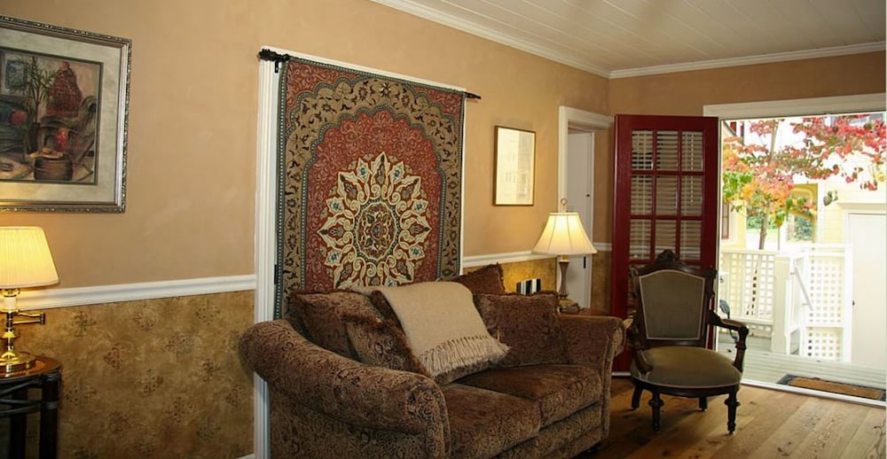 Hideaway suite photo 3