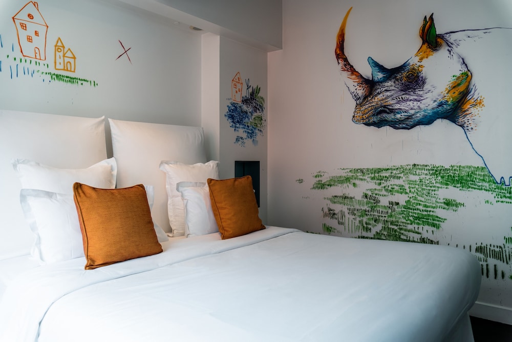 Deluxe Double or Twin Room, Courtyard View thumbnail 5
