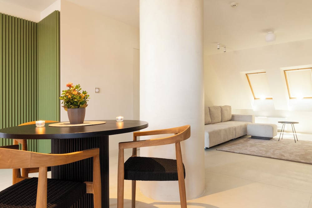 Luxury Apartment - Photo 11