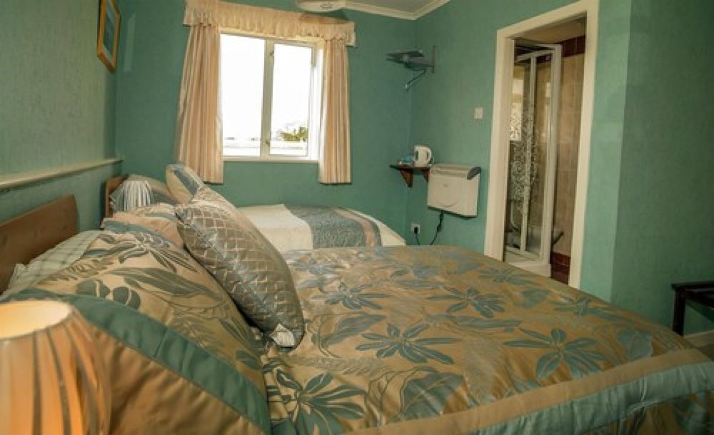 Twin Room, Ensuite photo 2