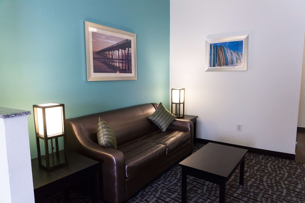 Suite, 1 King Bed, Non Smoking, Microwave - Photo 1