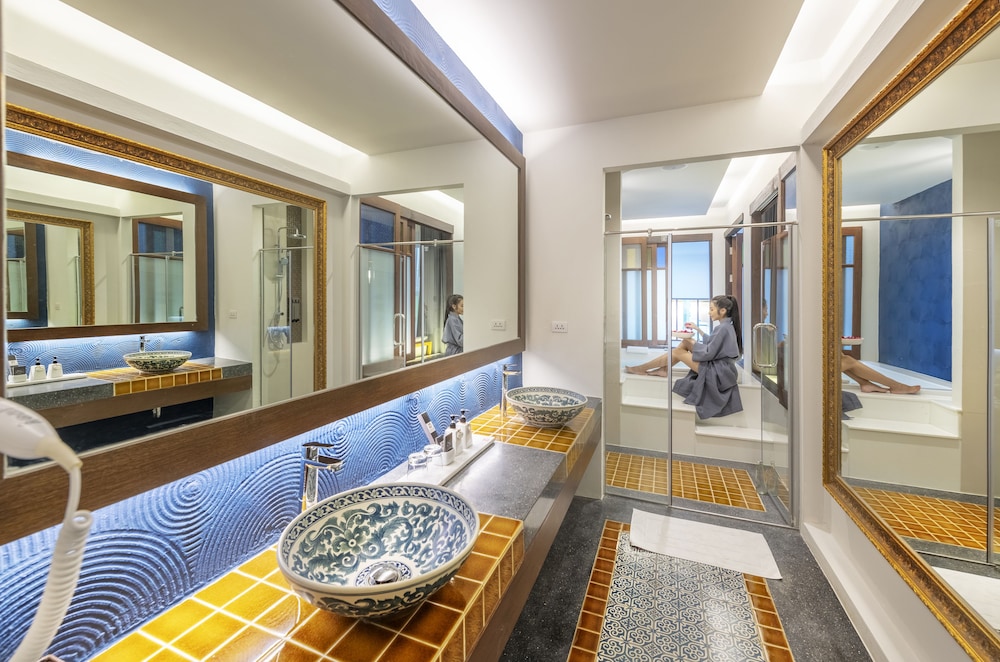 Jacuzzi Pool Access - Photo 8