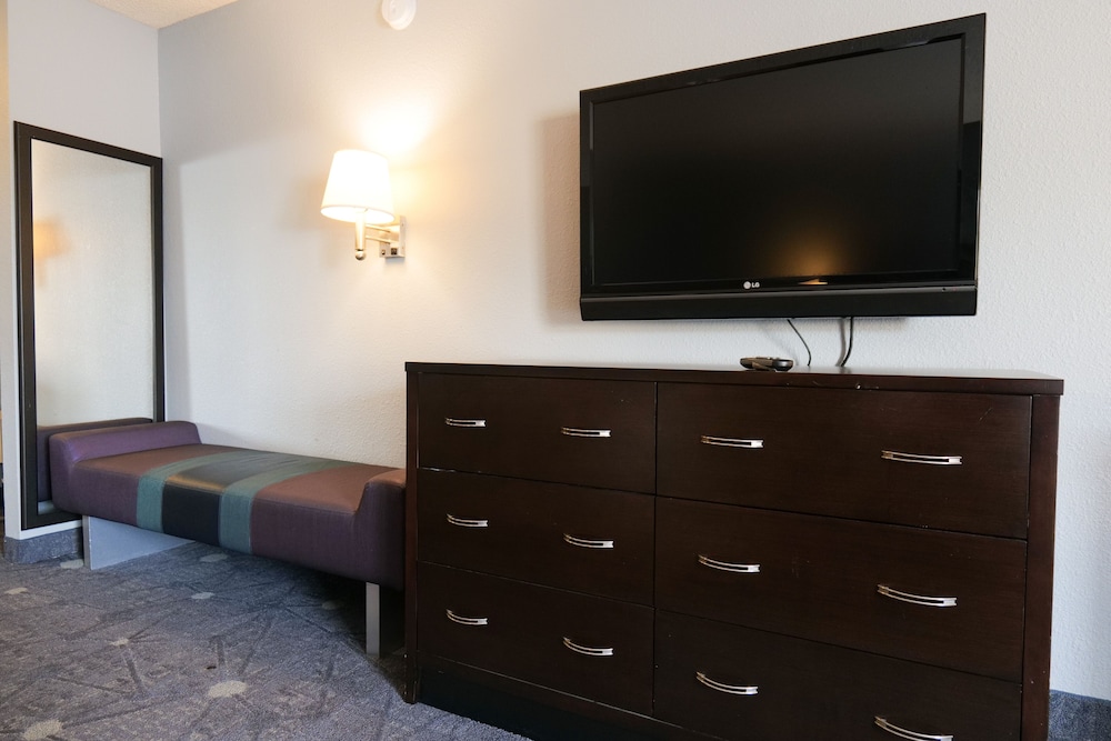 Room, 1 King Bed, Non Smoking - Photo 2