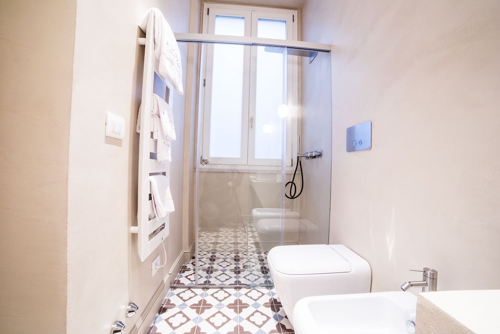 Standard Room, 1 King Bed, Ensuite, Courtyard View photo 2