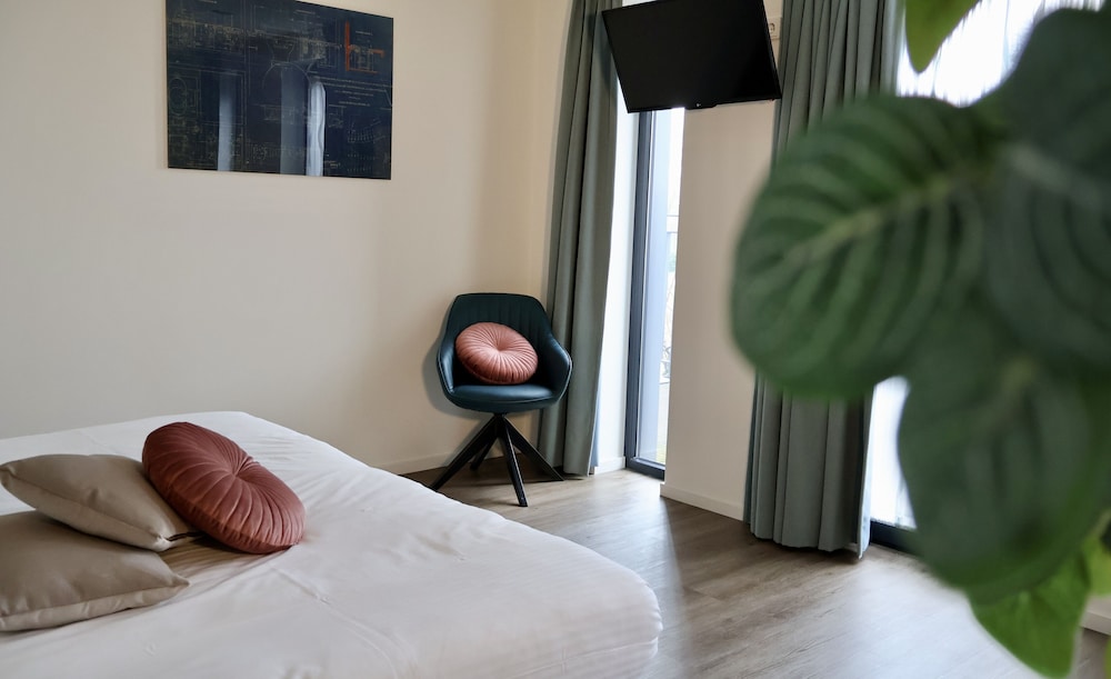 Luxury Apartment, Annex Building