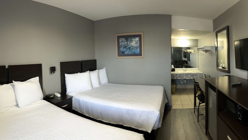 Suite, 2 Double Beds, Smoking, Kitchen - Photo 3