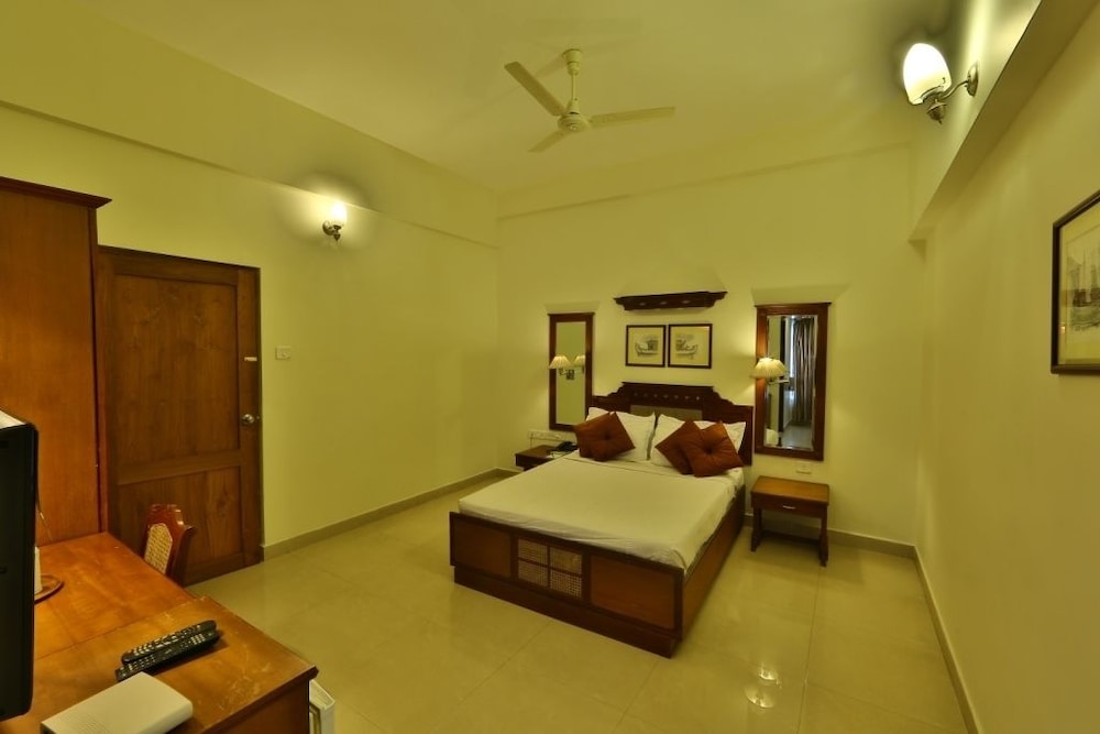 Executive Suite - Photo 7