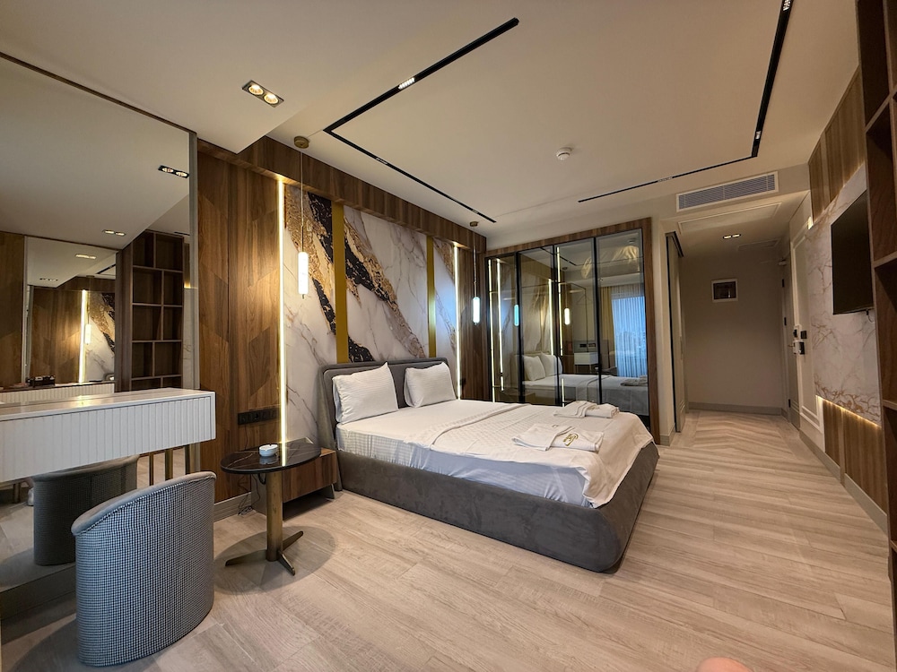 Classic Double Room, Balcony, City View photo 3
