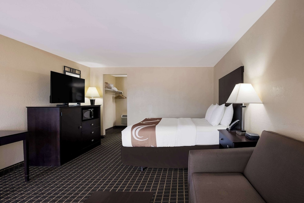 Room, 1 Queen Bed, Non-Smoking, Not Pet Friendly, No Elevator - Photo 1