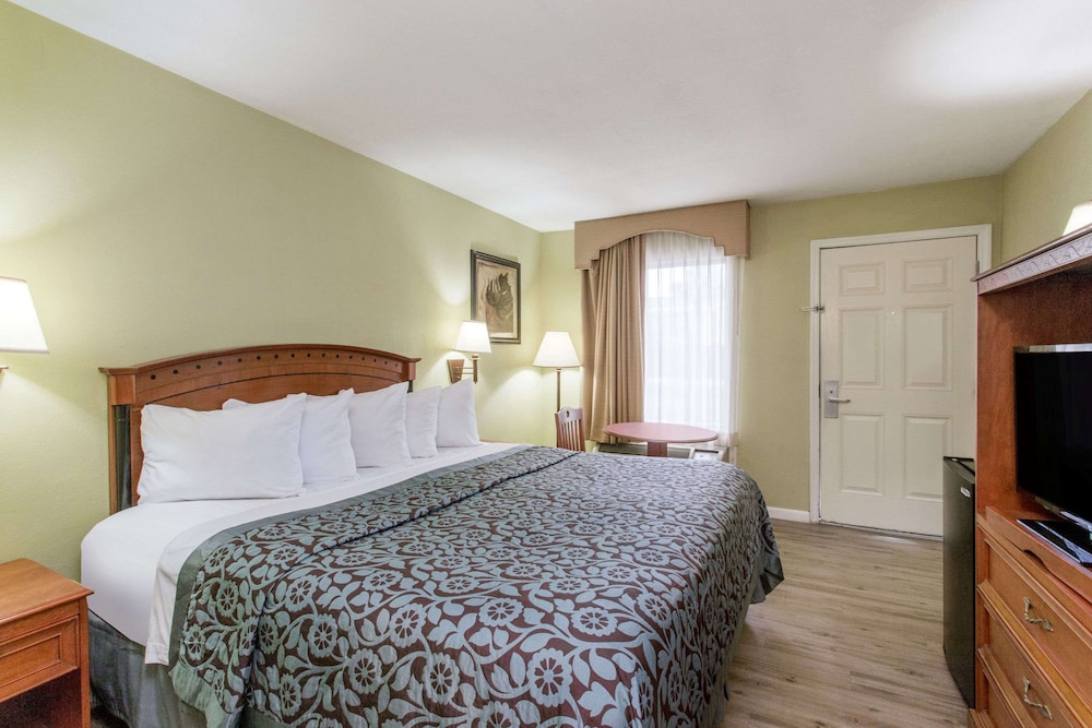 Standard Room, 1 King Bed, Non Smoking photo 1
