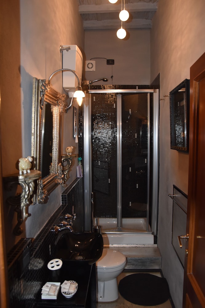 Double Room (Red Suite) photo 3