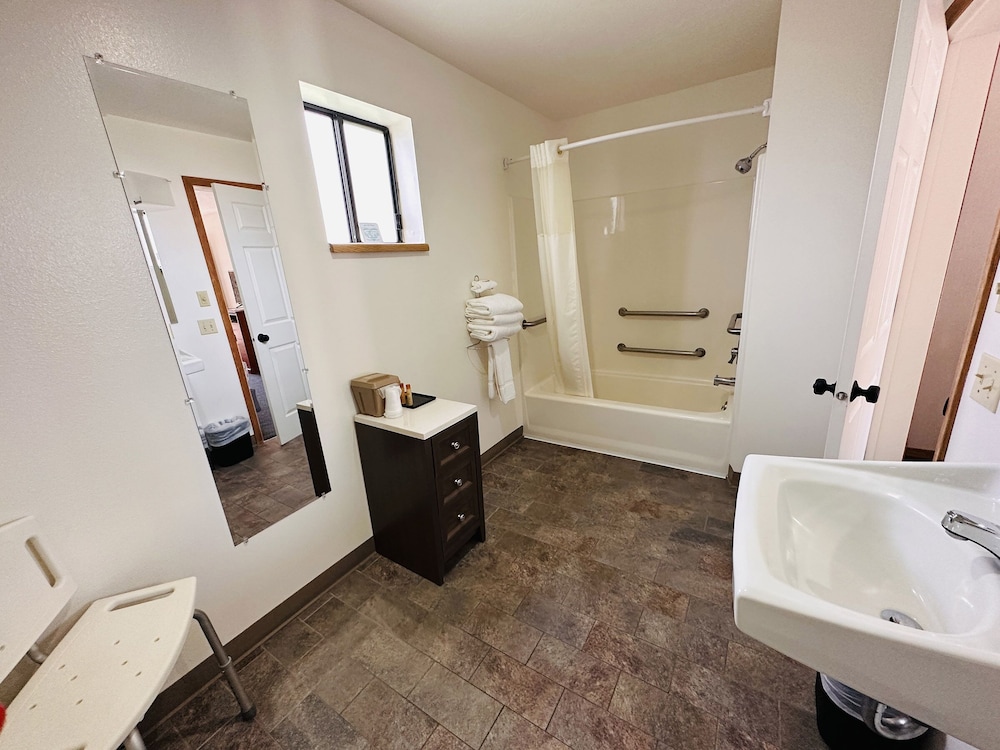 Double Room, 2 Queen Beds, Accessible photo 1