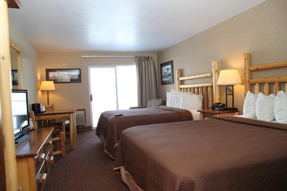 Room 2 Queen beds Lakeside with Balcony