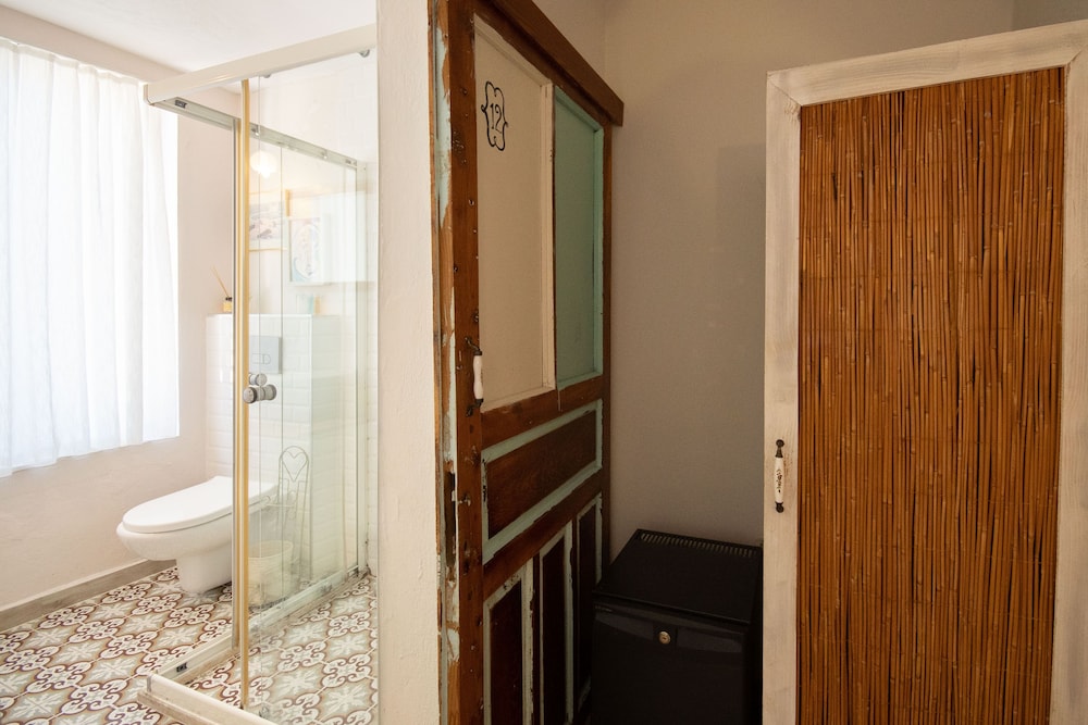 No 2 Standard Room - Photo 11