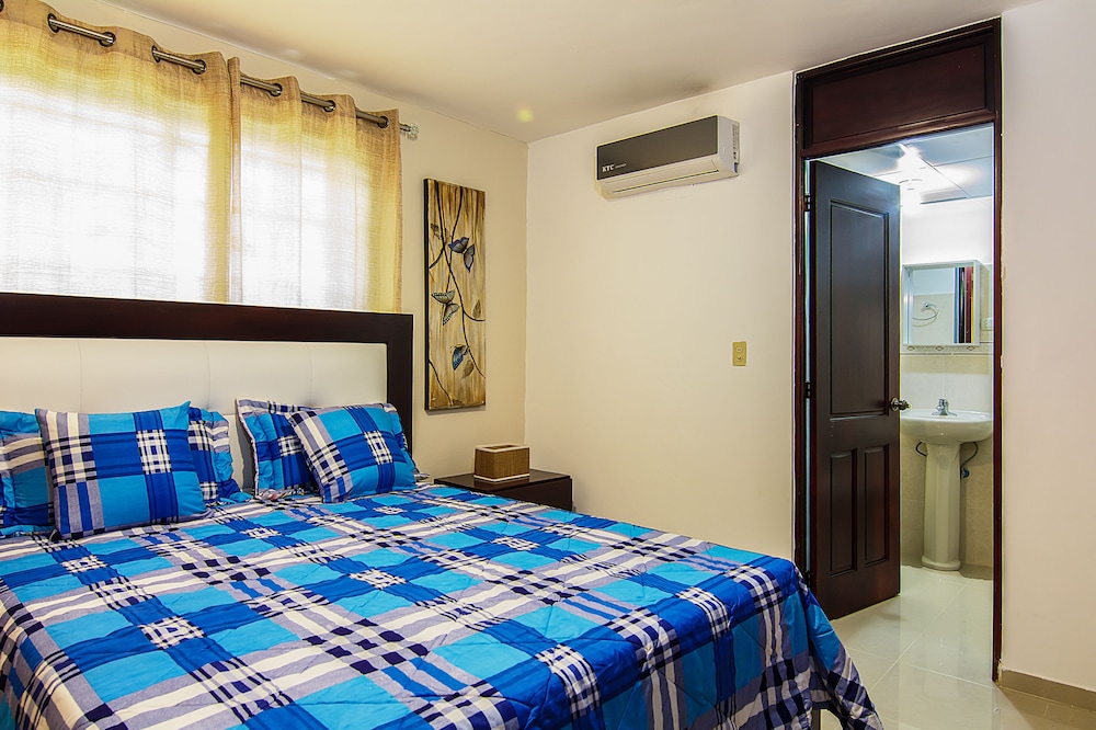 Finest 3 Bedroom Apt. With A/C photo 1